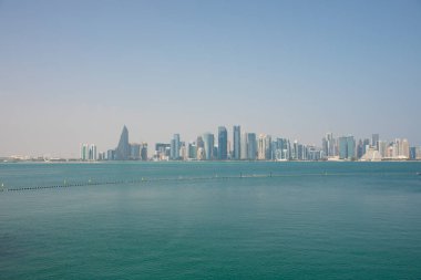 Katar, Doha 'nın modern ufuk çizgisi, körfezin karşısından görülüyor..