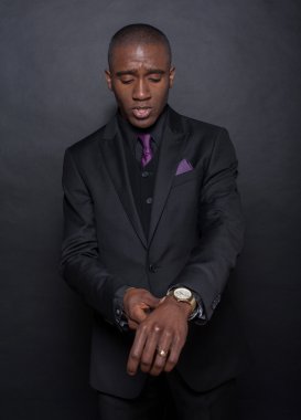 suite ve kravat takan genç siyah iş adamı