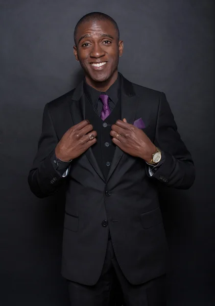 Joven hombre de negocios negro con una suite y corbata —  Fotos de Stock