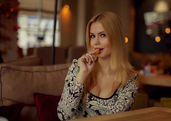 Портрет милой блондинки, улыбающейся женщине, сидящей в кафе — стоковое фото
