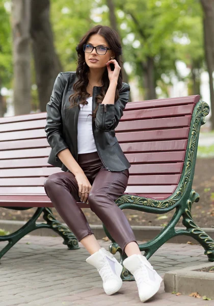 Retrato de la joven hermosa mujer sonriente al aire libre disfrutando del sol de verano. Foto con filtros de estilo instagram. Mujer joven al aire libre retrato. Colores suaves y soleados. Hermosa mujer morena al aire libre — Foto de Stock