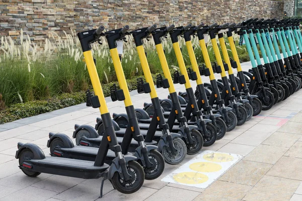 Sokakta kiralık scooter 'lar.