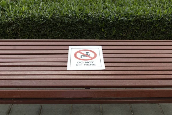 Cartello Una Panchina Del Parco Non Sedetevi Qui — Foto Stock