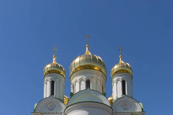 Gyllene Kupoler Katedralen Ryska Ortodoxa Katedralen Klarblå Himmel Bakgrund — Stockfoto