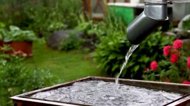 Yağmur suları taşradaki su tankına dökülüyor.