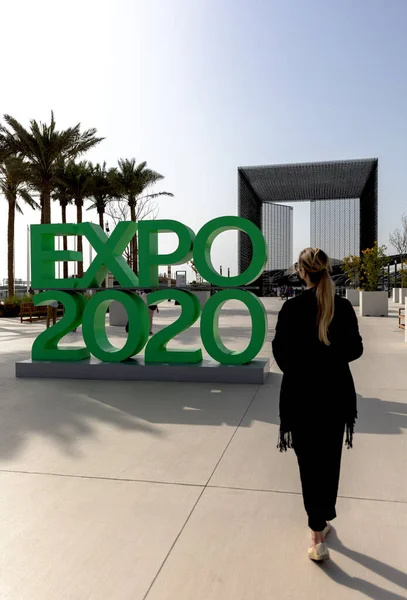 Uma Mulher Aproxima Entrada Expo2020 Dubai Março 2021 Imagens Royalty-Free