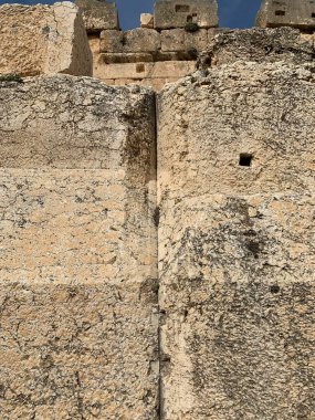 Trilithon, Bay Galith Baalbeck 'teki Jüpiter Tapınağı' nda taş taşıyor.