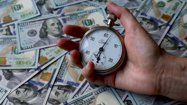 Een Stopwatch Telt Tijd Een Dollar Biljetten Achtergrond Tijd Geld — Stockvideo