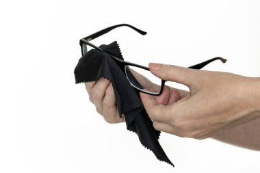 Kadının elleri camları siyah çerçeveyle temizliyor, izole edilmiş..