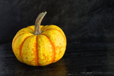 Kopya alanı olan siyah bir taş zemin üzerinde bir pompalama