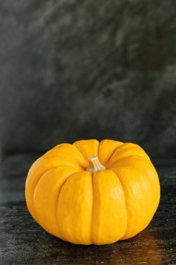 Kopya alanı olan siyah bir taş zemin üzerinde bir pompalama