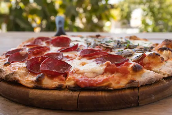 Una Pizza Tablero Madera Una Mesa Aire Libre — Foto de Stock