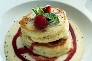 Ahududu ve kremalı krep.