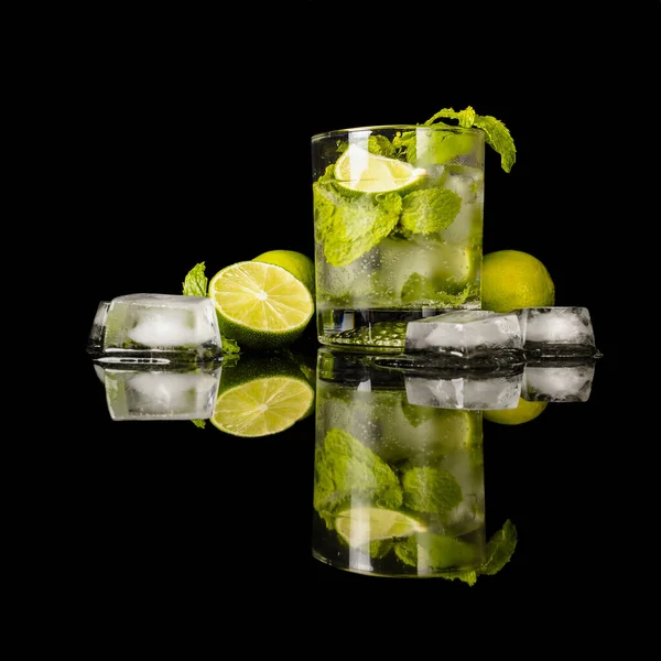 Mojito Cocktail Lime Mint Aside Black Reflected Surface Isolated Black — Stock Photo, Image