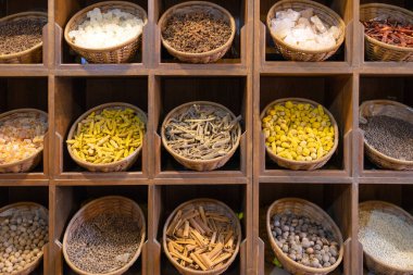 Dubai pazarındaki bir dükkanda çeşitli baharatlar