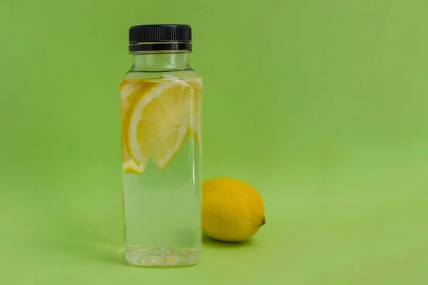 Bottle Water Slices Lemon Green Background Copy Space — Stock Photo, Image