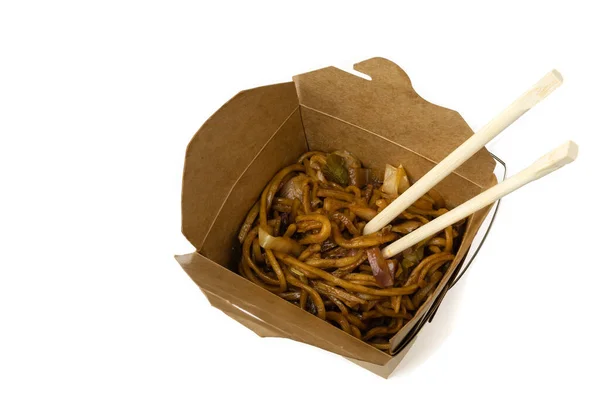 麺と箸付きの紙箱 隔離された — ストック写真