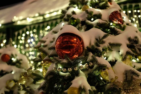 Noel ağacındaki bir Noel oyuncağının yakın plan fotoğrafı. 