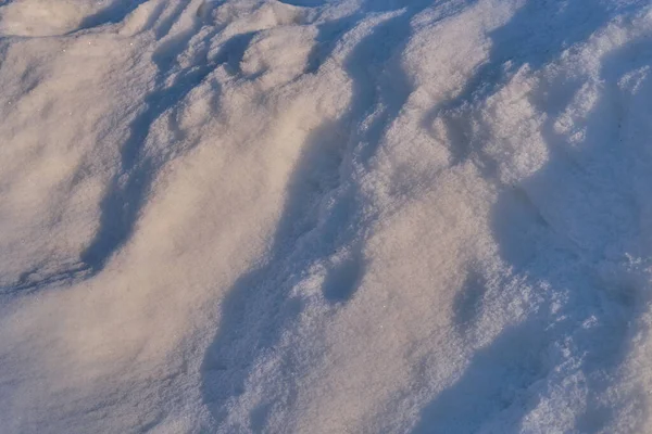Bahar sabahı güneşinin ışınlarında kar yağışı 