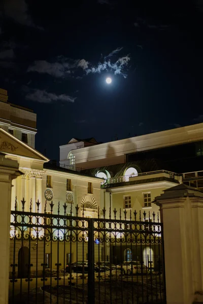 İlkbaharda mehtaplı bir gecede şehir binalarına yakın çekim