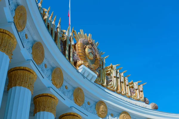 Sütunun üst kısmını beyaz sütunlar ve yaldızlı süslemelerle kapatın.