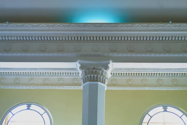 Süslü tavanın odanın içinde durduğu çok yönlü bir sütunun yakın çekimi