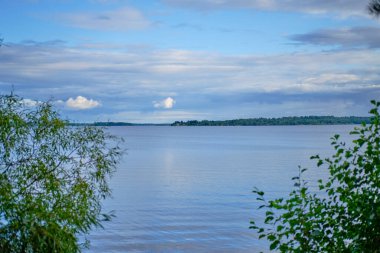 Yazın, orman gölünün gündüz manzarası yansıyan gökyüzü