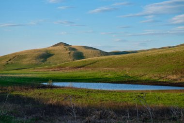 Güney Urallar 'ın bahar dağlarının manzarası güneşle aydınlanır.