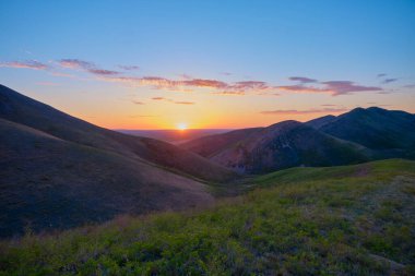 Güney Urallar 'ın bahar dağlarının manzarası güneşle aydınlanır.