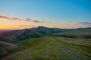 Güney Urallar 'ın bahar dağlarının manzarası güneşle aydınlanır.