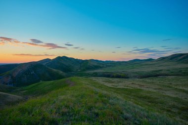 Güney Urallar 'ın bahar dağlarının manzarası güneşle aydınlanır.