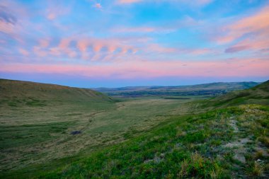 Güney Urallar 'ın bahar dağlarının manzarası güneşle aydınlanır.