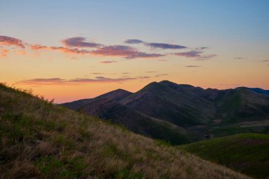 Güney Urallar 'ın bahar dağlarının manzarası güneşle aydınlanır.