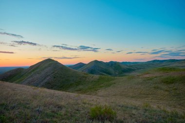 Güney Urallar 'ın bahar dağlarının manzarası güneşle aydınlanır.