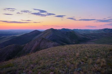 Güney Urallar 'ın bahar dağlarının manzarası güneşle aydınlanır.