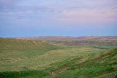 Güney Urallar 'ın bahar dağlarının manzarası güneşle aydınlanır.