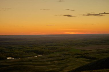 Güney Urallar 'ın bahar dağlarının manzarası güneşle aydınlanır.