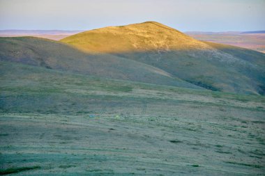 Güney Urallar 'ın bahar dağlarının manzarası güneşle aydınlanır.