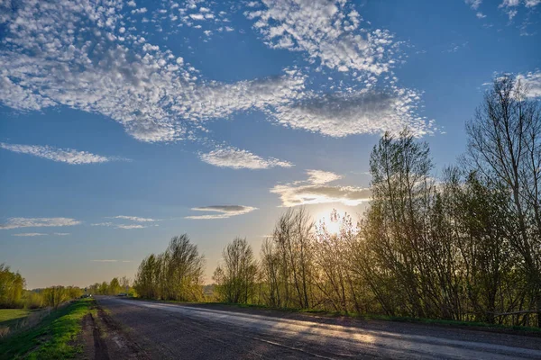 Güney Urallar 'ın bahar dağlarının manzarası güneşle aydınlanır.