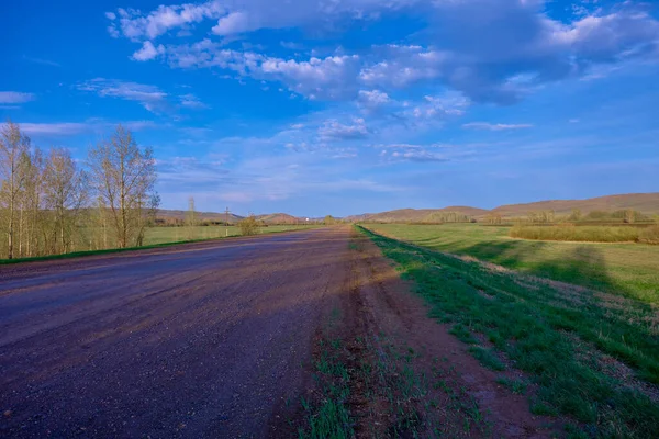 Güney Urallar 'ın bahar dağlarının manzarası güneşle aydınlanır.