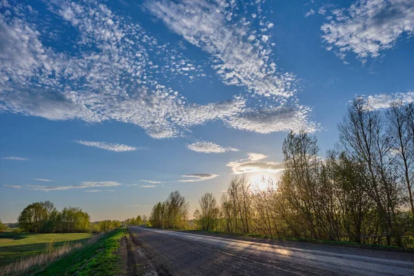 Güney Urallar 'ın bahar dağlarının manzarası güneşle aydınlanır.
