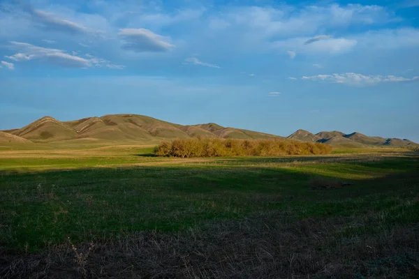 Paesaggio Delle Montagne Primaverili Degli Urali Del Sud Illuminate Dal — Foto Stock