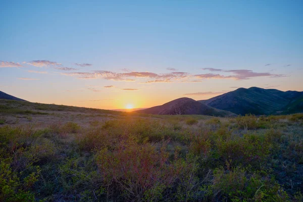 Güney Urallar 'ın bahar dağlarının manzarası güneşle aydınlanır.
