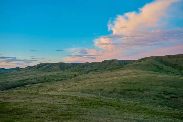 Güney Urallar 'ın bahar dağlarının manzarası güneşle aydınlanır.