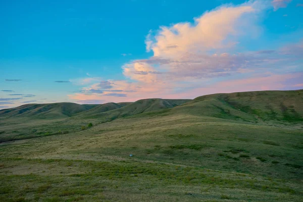 Güney Urallar 'ın bahar dağlarının manzarası güneşle aydınlanır.