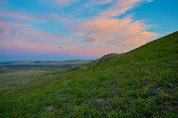 Güney Urallar 'ın bahar dağlarının manzarası güneşle aydınlanır.