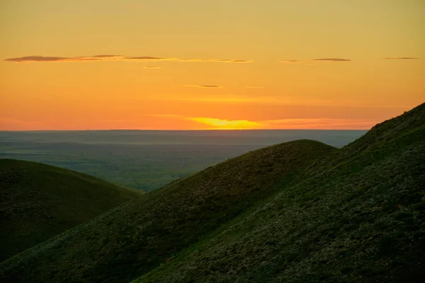 Güney Urallar 'ın bahar dağlarının manzarası güneşle aydınlanır.