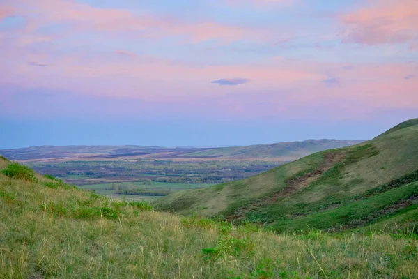 Güney Urallar 'ın bahar dağlarının manzarası güneşle aydınlanır.