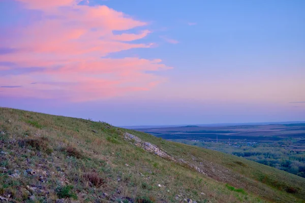 Güney Urallar 'ın bahar dağlarının manzarası güneşle aydınlanır.