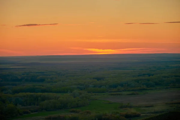Güney Urallar 'ın bahar dağlarının manzarası güneşle aydınlanır.